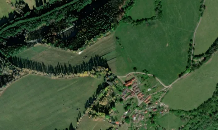 Kostel svatého Petra a Pavla (Svéraz) – letecký pohled