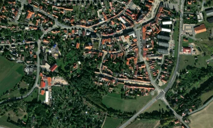 kostel svatého Petra a Pavla v Kralovicích – letecký pohled