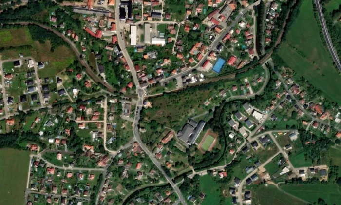 kostel svatého Petra v Poříčí nad Sázavou – letecký pohled