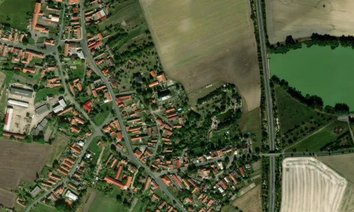 kostel svatého Václava (Činěves) – letecký pohled