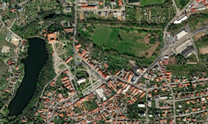 Kostel svatého Václava (Mníšek pod Brdy) – letecký pohled