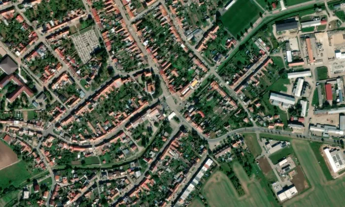 Kostel svatého Václava v Dolních Bojanovicích – letecký pohled