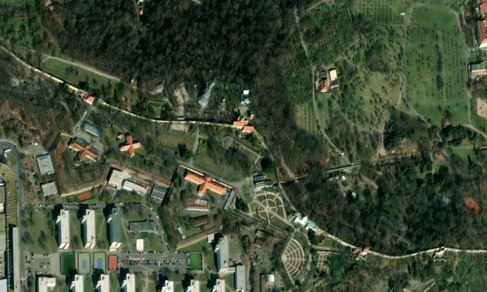 Kostel svatého Vavřince na Petříně – letecký pohled