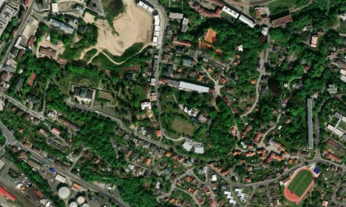 kostel svatého Vincence z Pauly s farou – letecký pohled