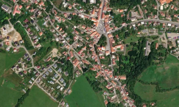 kostel svatého Vojtěcha v Jílovém u Prahy – letecký pohled