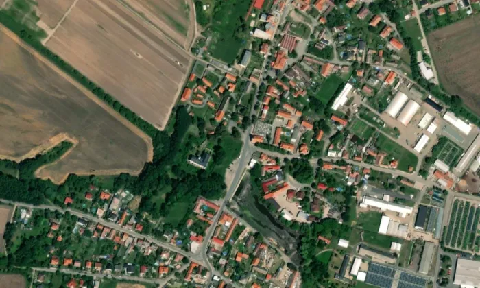 Kostel svatého Vojtěcha v Přerově nad Labem – letecký pohled