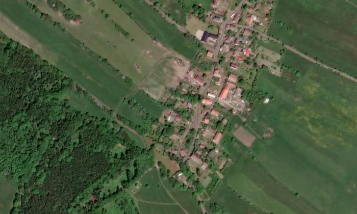 Kostel Všech svatých (Arnultovice) – letecký pohled
