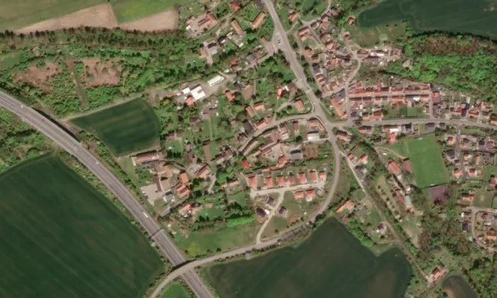 kostel Všech svatých (Knovíz) – letecký pohled