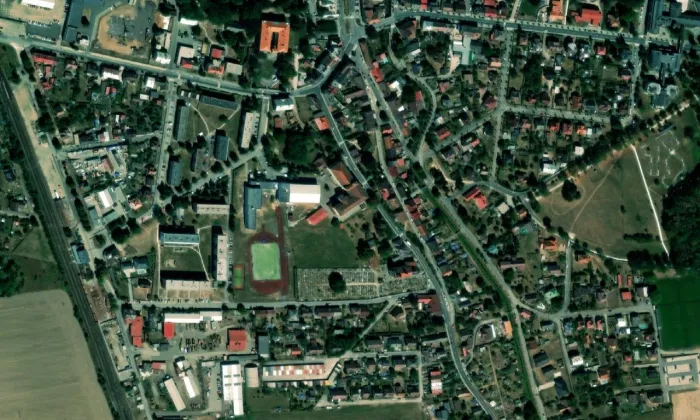 Kostel Všech svatých (Lázně Bělohrad) – letecký pohled