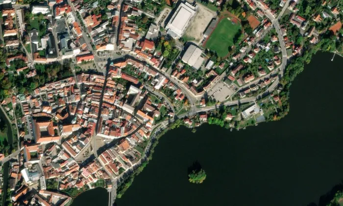 Minoritský klášter v Jindřichově Hradci – letecký pohled