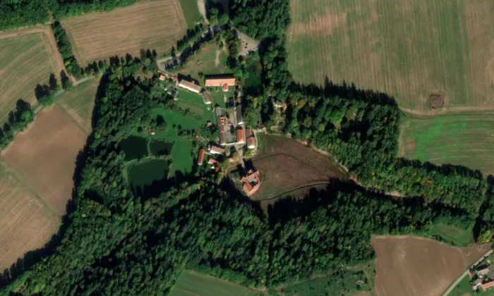 most k zámku Červená Lhota – letecký pohled