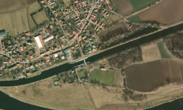 most přes plavební kanál ve Vraňanech – letecký pohled