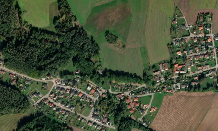 mostek s kapličkou a sochou svatého Jana Nepomuckého – letecký pohled