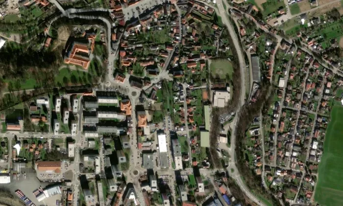 pohřební kaple Auerspergů ve Vlašimi – letecký pohled