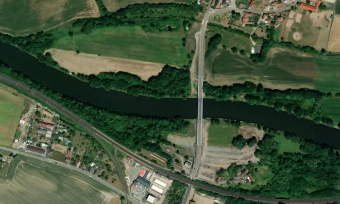silniční most přes Labe mezi Valy a Mělicemi – letecký pohled