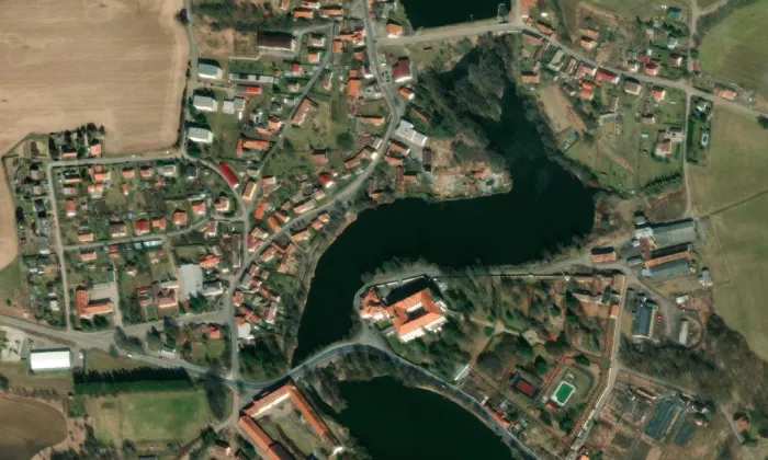 Starý zámek Lnáře – letecký pohled