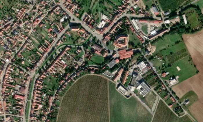 Tvrz a zámek Čejkovice – letecký pohled
