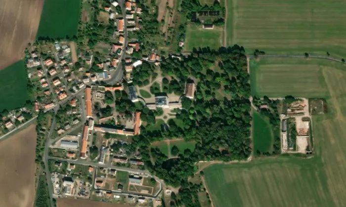 Zámek Ploskovice – letecký pohled