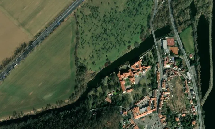 Zbraslavský klášter – letecký pohled