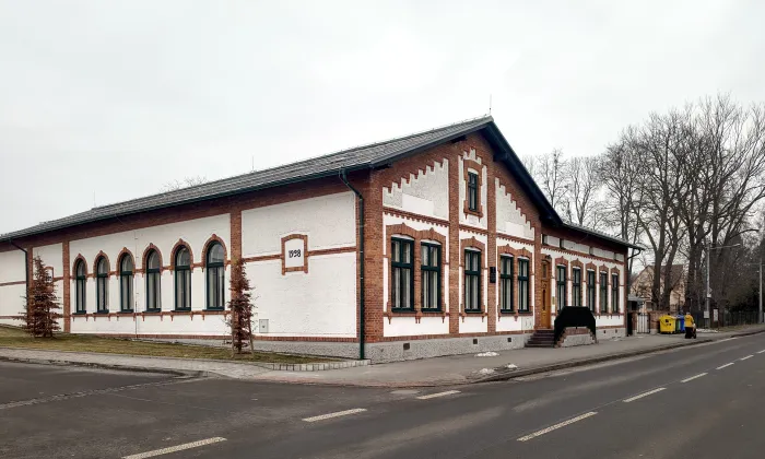 Dělnický dům, s pamětní deskou