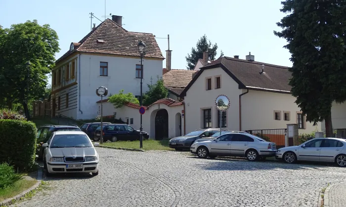 Dřevěná zvonice u kostela Stětí sv. Jana v Hostivaři