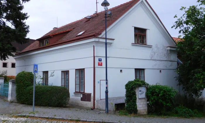 Dřevěná zvonice u kostela Stětí sv. Jana v Hostivaři