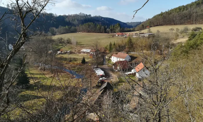 Skryje