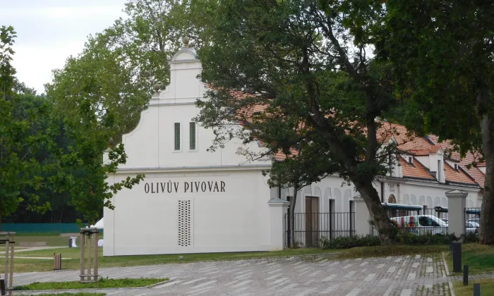 Zámek Dolní Břežany