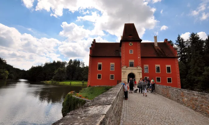 most k zámku Červená Lhota