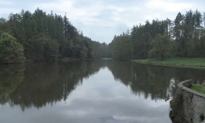 most k zámku Červená Lhota