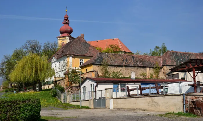 Kostel svatého Petra a Pavla (Jeníkov)