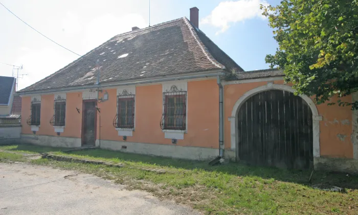 kostel Nalezení svatého Kříže (Chvalatice)