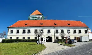 Tvrz a zámek Čejkovice