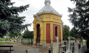 kaple s hrobkou na hřbitově v Hrušovanech nad Jevišovkou