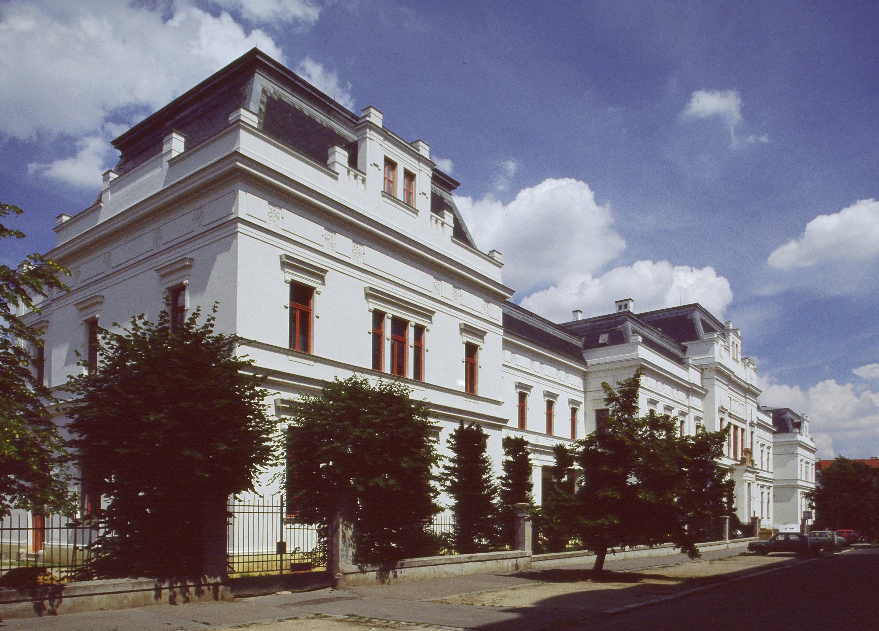
<span>Akademie výtvarných umění v Praze</span>

